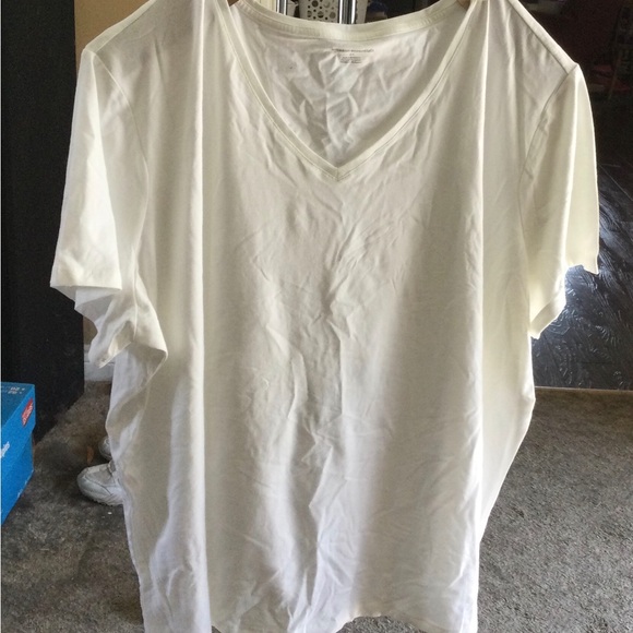 Amazon Essentials Plus Size Short-Sleeve V-Neck T-Shirt - Picture 6 of 8